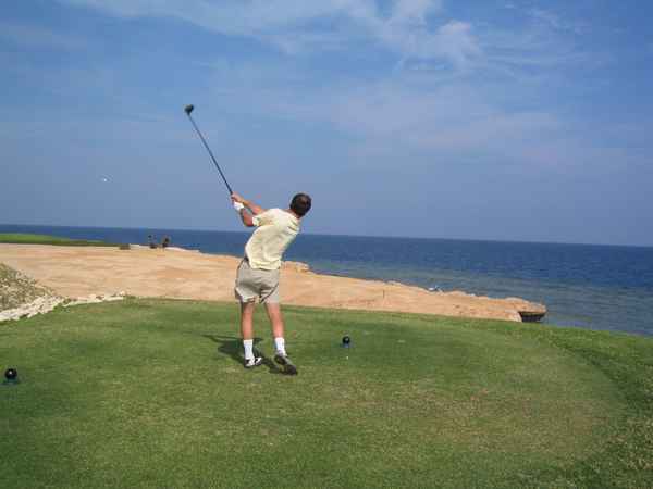 Golfer beim Abschlag (Drive)