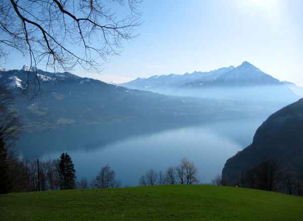 Nebel und Dunst über dem Thuner See