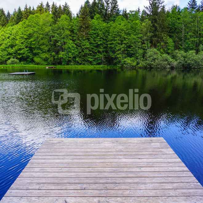 Badesee mit Holzsteg