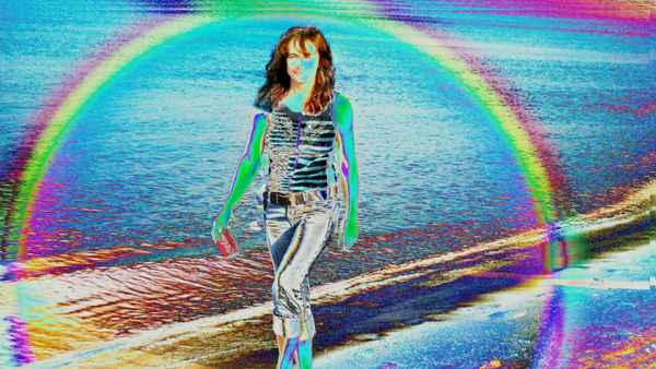 Frau  mit Cola am Strand