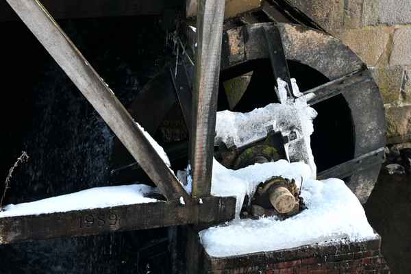 Eis am Wasserrad