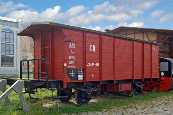 Rostock - Historische Eisenbahn-Fahrzeuge am Stadthafen