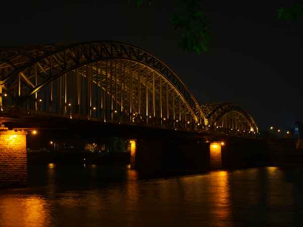 Brücke bei Nacht