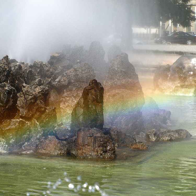 Regenbogen am Springbrunnen (sowjetisches Ehrenmal in Wien)