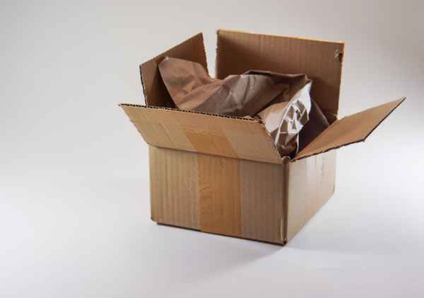 Paket offen, mit Papier