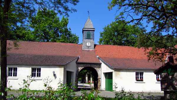 Wasserschloss Haus Dellwig zu Dortmund, Innenhof mit Uhrenturm