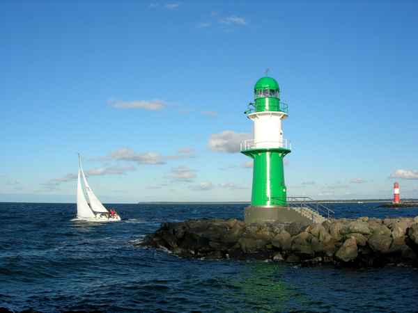 Warnemünde - Zwei Molefeuer  und Segelboot