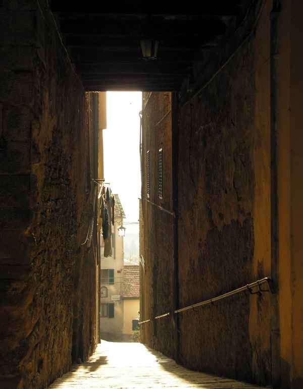 weiche Lichtstimmung in den Gassen der Toscana