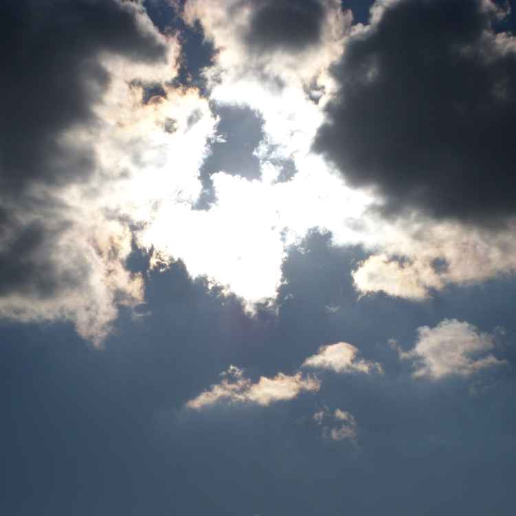 Himmel hinter Wolken
