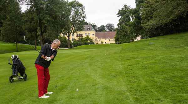 Golfspieler kurz vor dem Grün