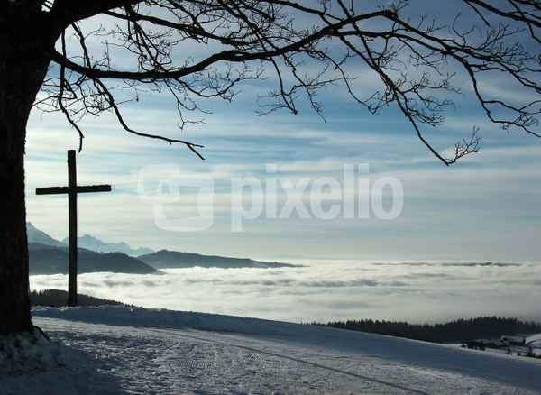 Nebelmeer mit Kreuz