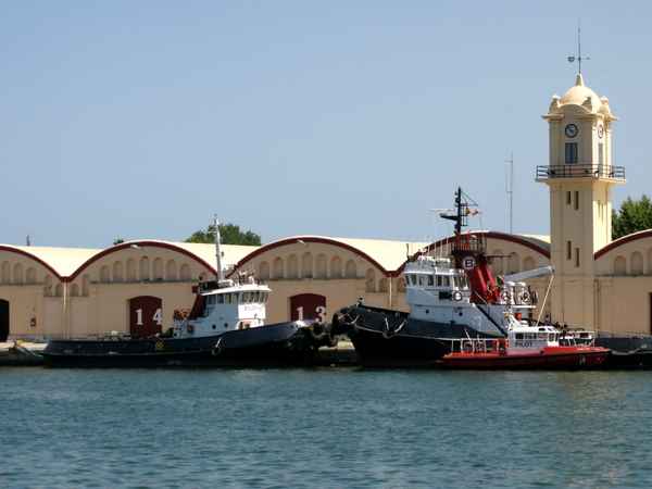 Fischerhalle von Gandia und Trawler davor