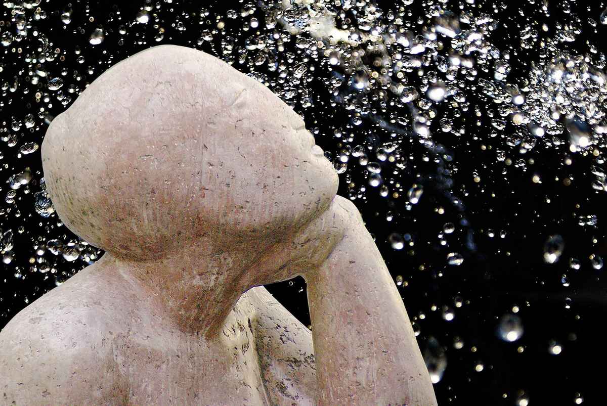 Skulptur vor einem Sternenhimmel
