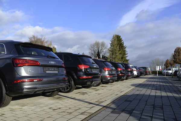 Neuwagen in Reih und Glied