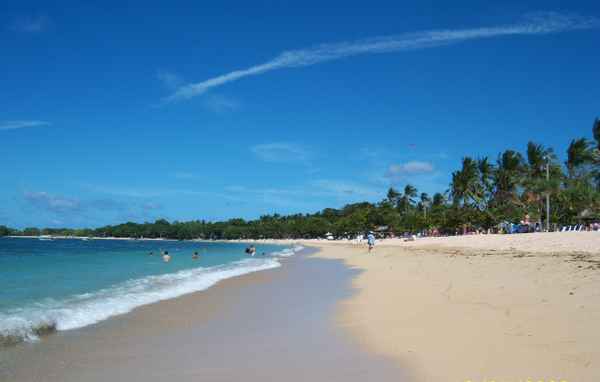 Bali-grün-blaues Meer, korallen-feiner Strand und Palmen