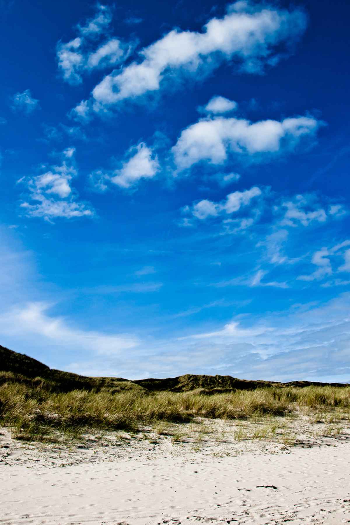 Dünen, Sand, Strand, Meer und Wolken