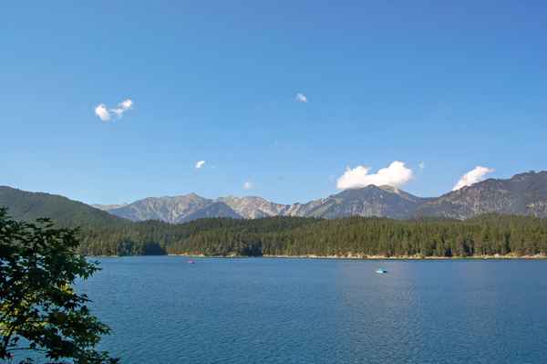 Der Eibsee unterhalb der Zugspitze (2)