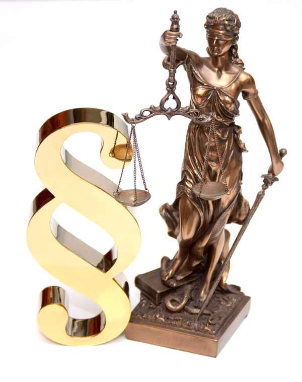 Justitia mit Paragraphenzeichen