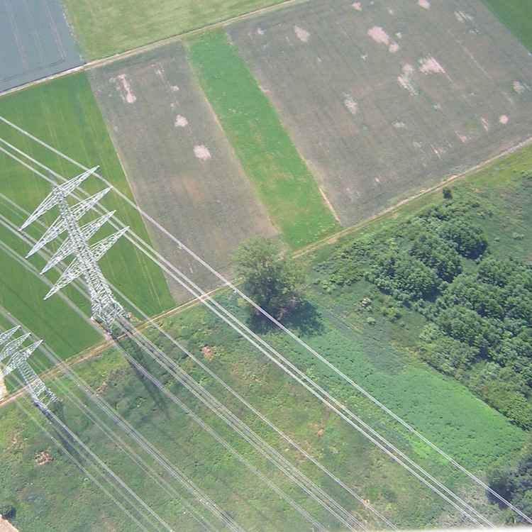 Landschaft samt Stromleitung