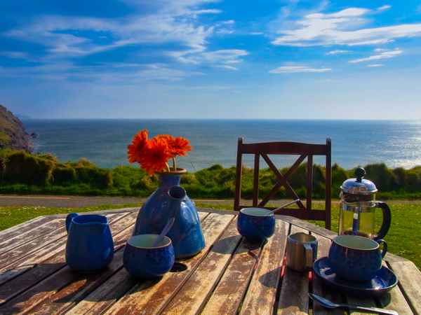 Gedeckter Kaffeetisch am Meer