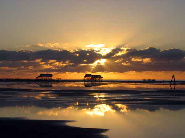 Pfahlbauten am Strand - Sonnenuntergang