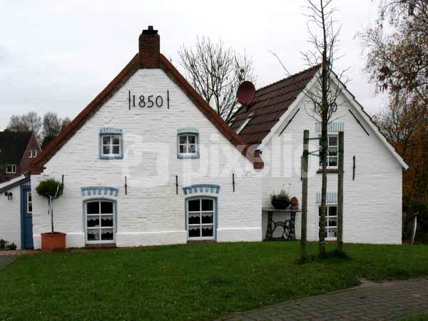Greetsiel 2 Häuser auf dem Deich