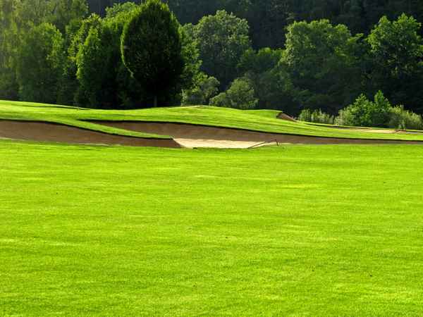Golfplatz mit Sandbunkern