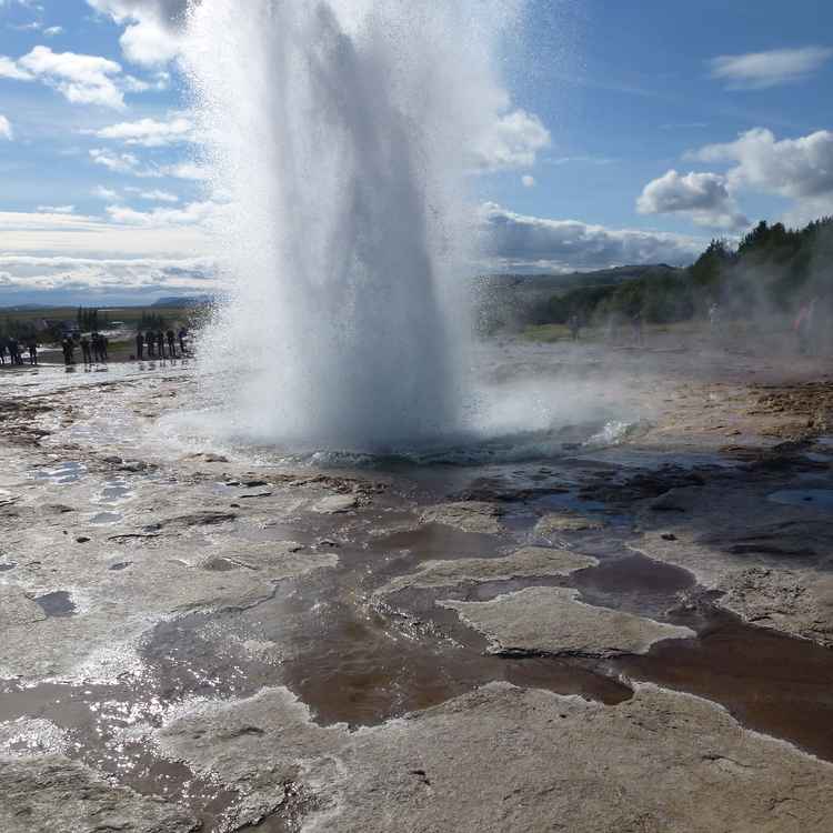 An einem Geyser in Island