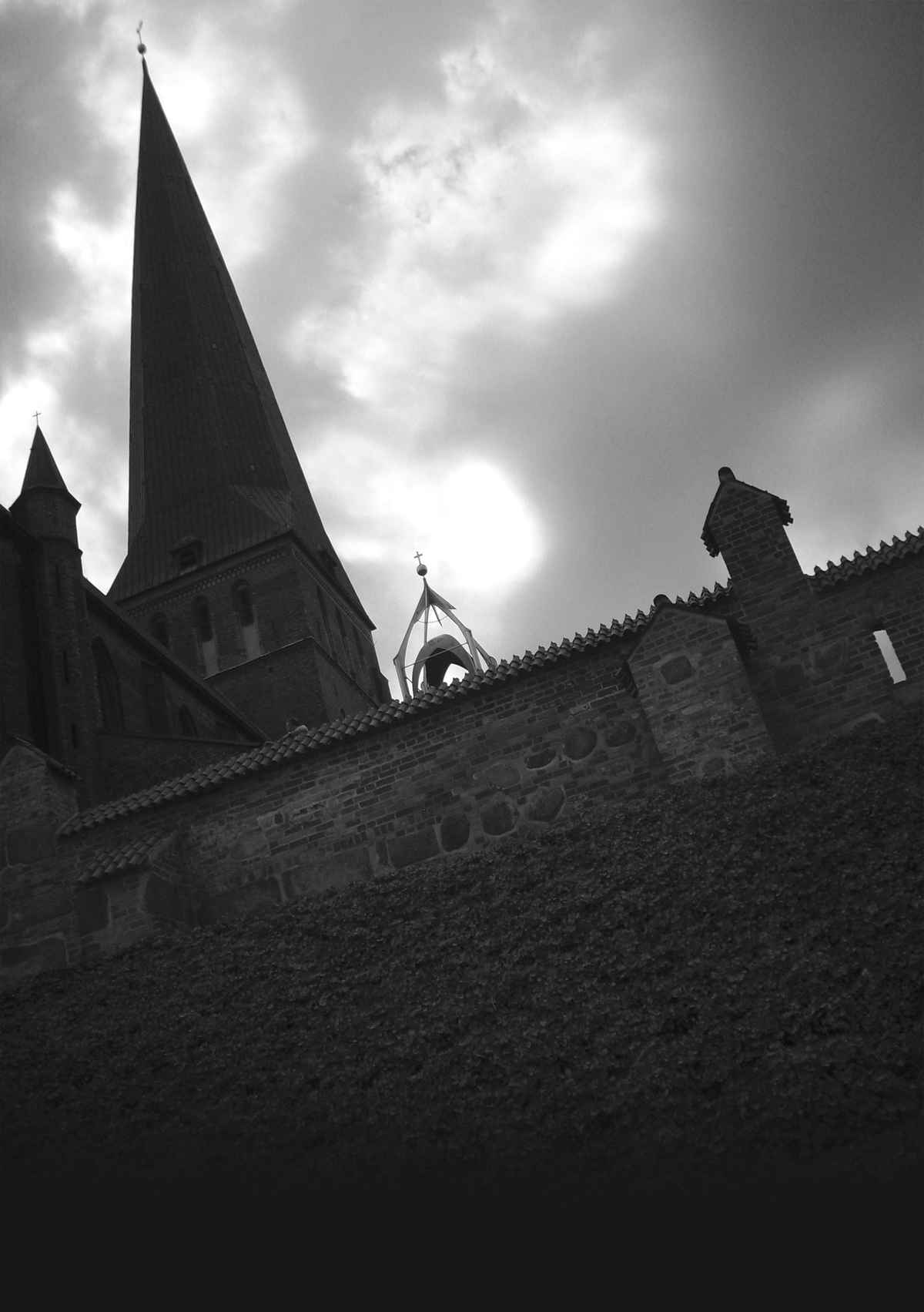 Petrikirche mit Stadtmauer und Schlüterdenkmal