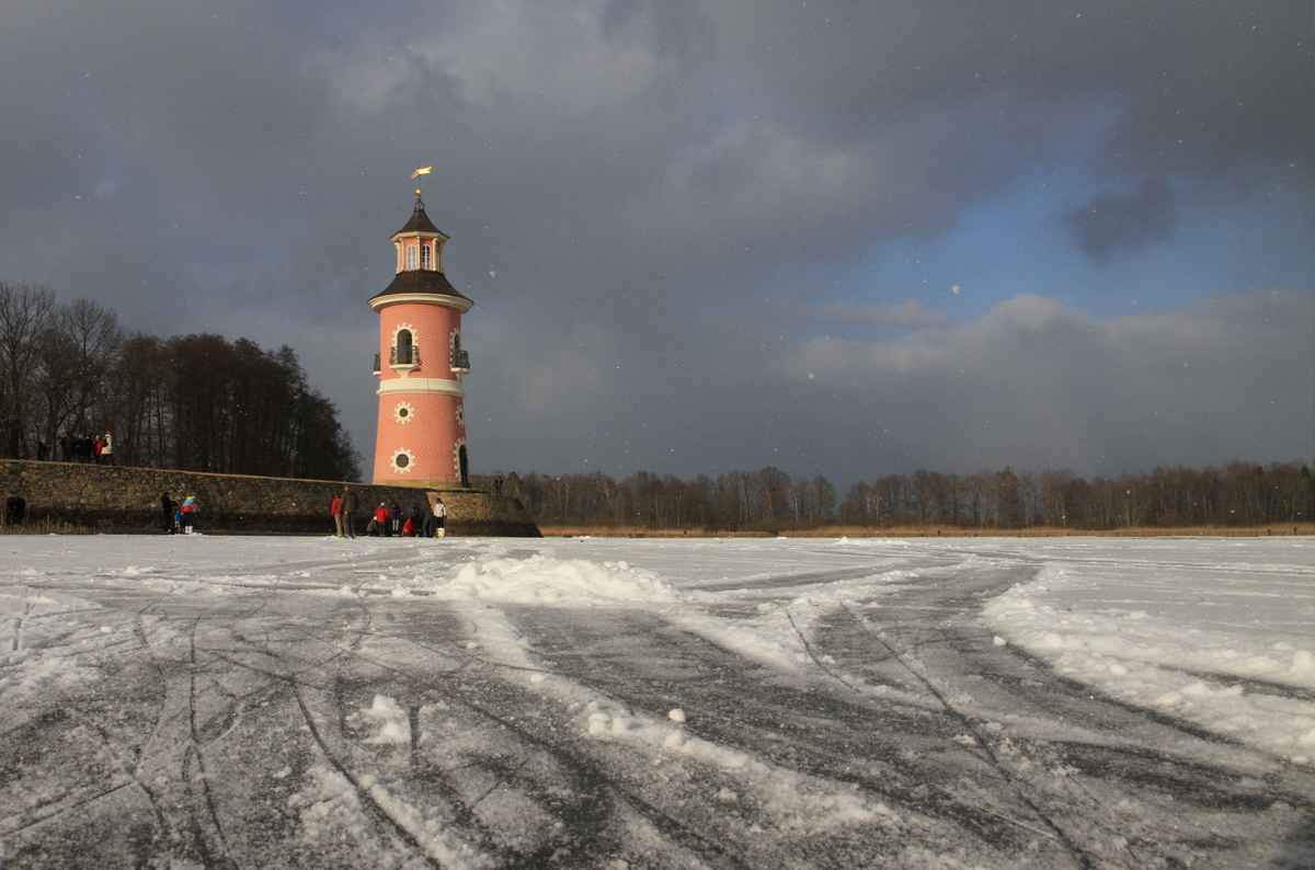 Schneeschauer und Eis und Leuchtturm in Moritzburg