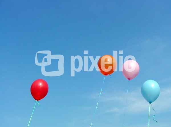 4 Ballons auf dem Weg zum Horizont