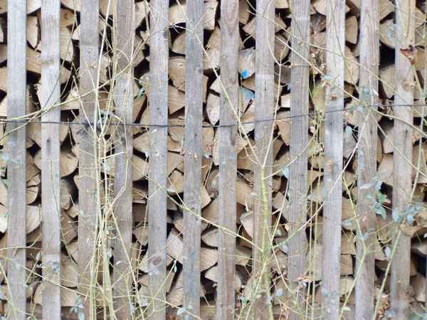 Holz hinter Gitter