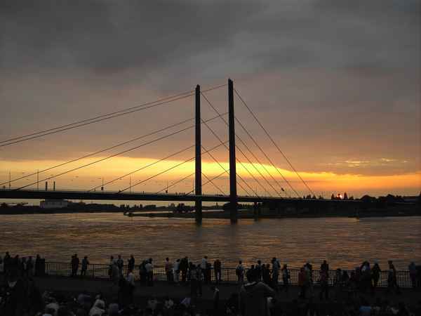 Rheinkniebrücke nach Sonnenuntergang (1)