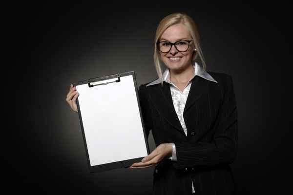 Frau mit Klemmbrett und Blatt