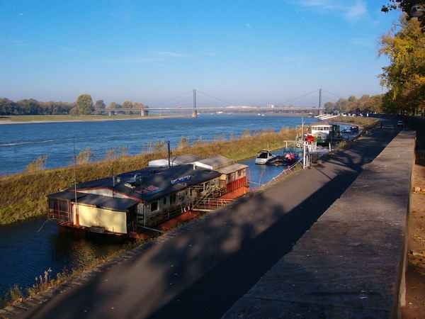 Düsseldorf Rheinufer Fischers Kahn