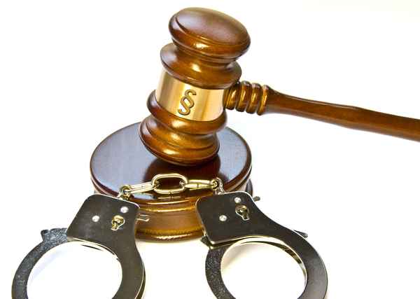 Urteil mit Handschellen