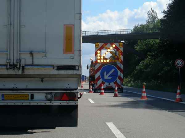 <-- ... hier entlang