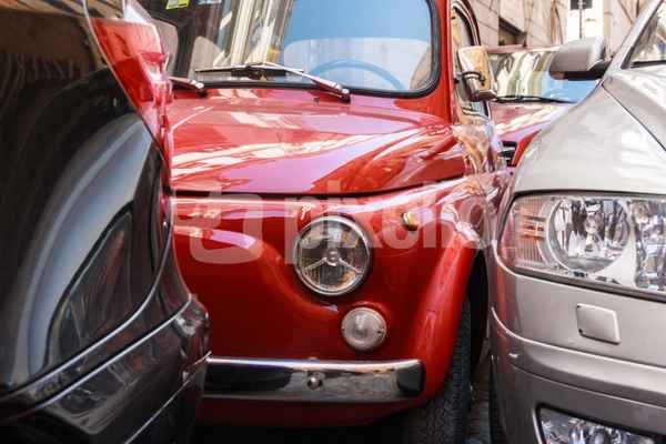 rotes Auto in Rom