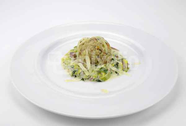 Vollkorn-Gemüseknödel auf Blattspinat