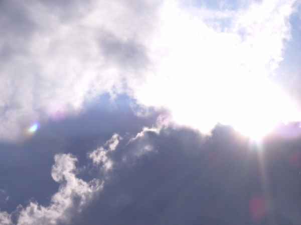 Wolken, Mond und Sonne