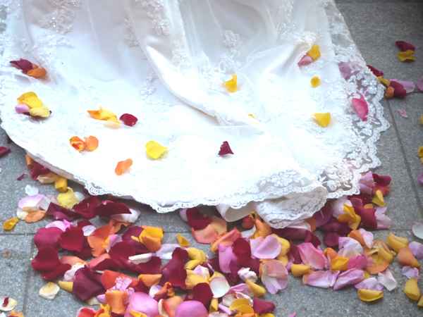 Brautkleid auf Blüten