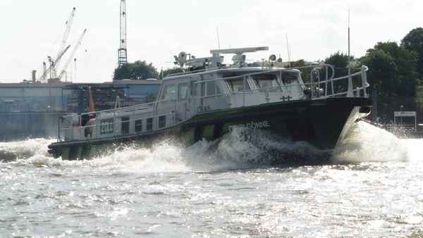 Zollboot Oevelgönne im hamburger Hafen