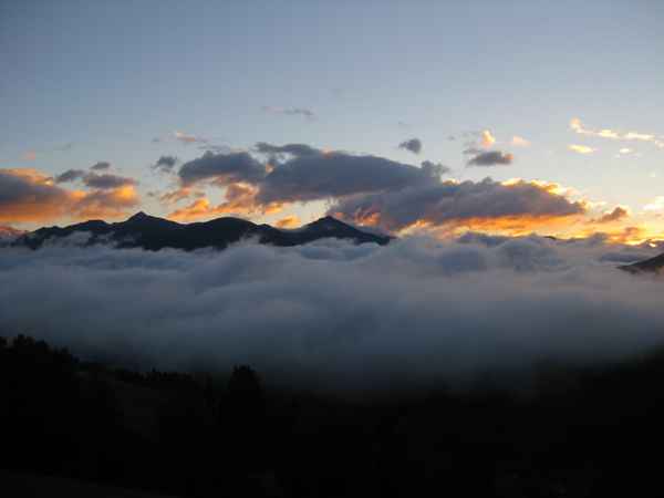 Sonnenaufgang über Hochnebel