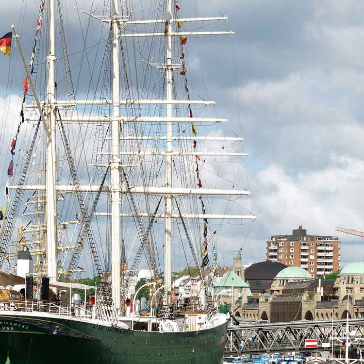 Hamburger Hafenfest mit Skyline