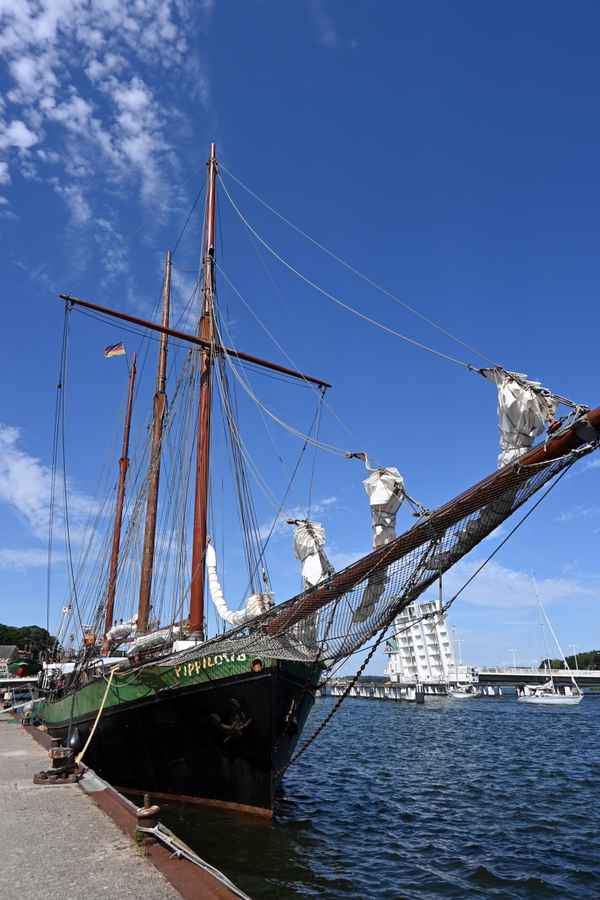 Segelschiff und die Klappbrücke von Kappeln