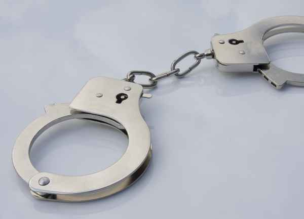 Handschellen mit leichtem Wolkenhintergrund