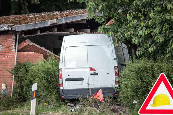 Auto in Gebaeude gefahren
