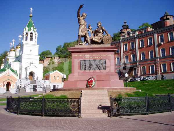 Fürst Poscharskij und Metzgers Minin-Sochoruk Denkmal