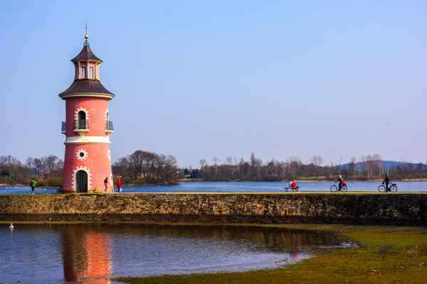 Hafen mit Leuchtturm beim Fasanenschloss