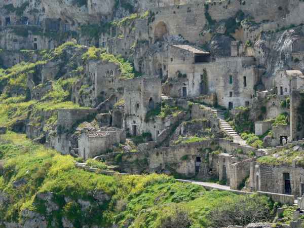 Matera (ital. Höhlenstadt)